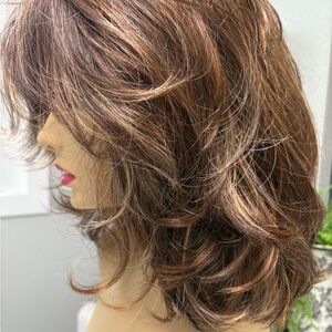 Beautiful mid length wig, amazing color!